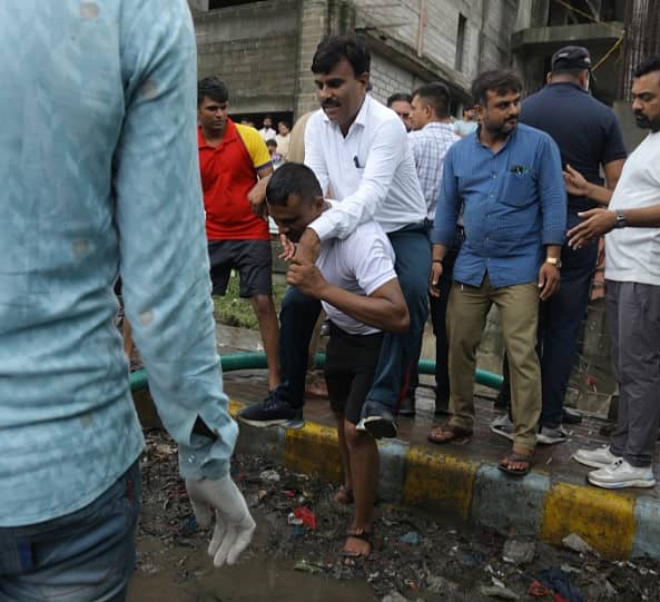 <div class="paragraphs"><p>ಸೂರತ್ನ ಉಪಮೇಯರ್ ನರೇಂದ್ರ ಪಾಟೀಲ್ ಅವರು ಅಗ್ನಿಶಾಮಕ ಸಿಬ್ಬಂದಿಯೊಬ್ಬರ ಬೆನ್ನಿನ ಮೇಲೆ ಕುಳಿತಿರುವ ದೃಶ್ಯ</p></div>